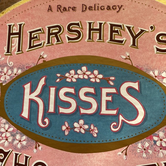 Reproduction Hershey’s Kisses Chocolate “A Rare Delicacy” oval pink storage box - Picture 3 of 7